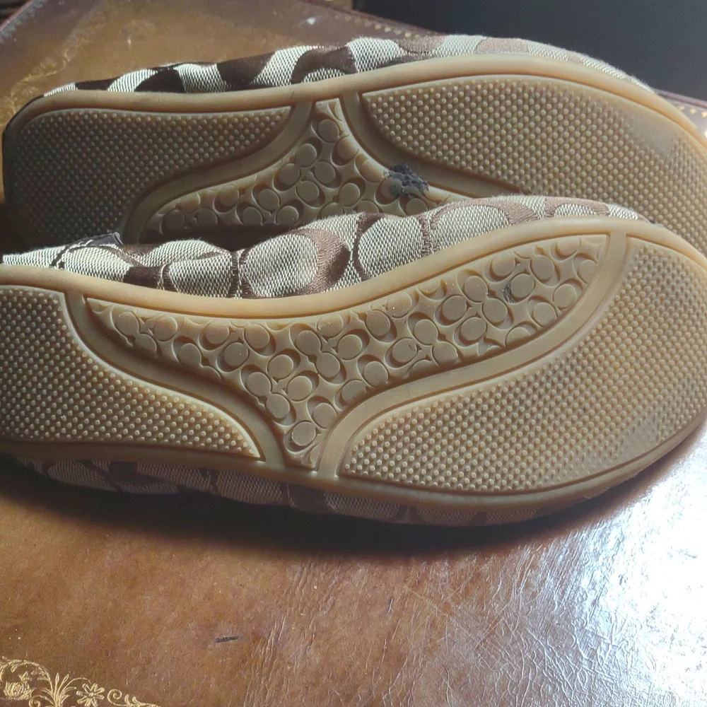 Coach - Picture 3 of 3